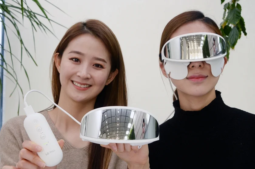 모델들이 LG전자가 새롭게 선보인 'LG 프라엘 아이케어(모델명: EWN1)'를 소개하고 있다