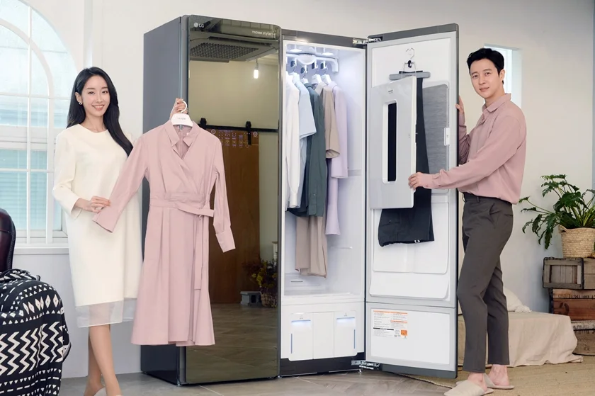 모델들이 의류를 더 편리하고 더 꼼꼼하게 관리해주는 트롬 스타일러 블랙에디션2 신제품을 소개하고 있다.