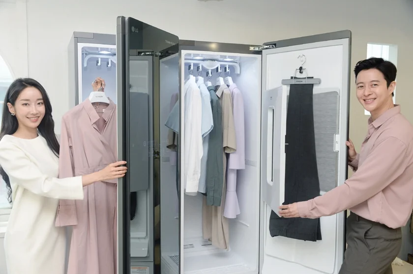 모델들이 트롬 스타일러 블랙에디션2 신제품을 소개하고 있다.