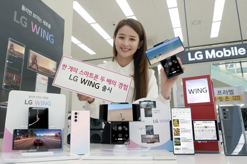 모델이 LG 윙을 소개하고 있다. 모델이 LG 윙을 소개하고 있다.