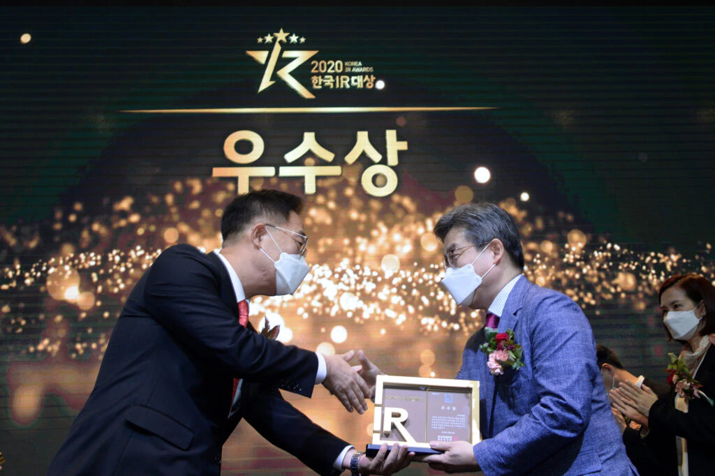 시상식에서 LG전자 심상보 IR담당이 한국IR협의회 측으로부터 우수상을 받고 있다. 시상식에서 LG전자 심상보 IR담당이 한국IR협의회 측으로부터 우수상을 받고 있다.