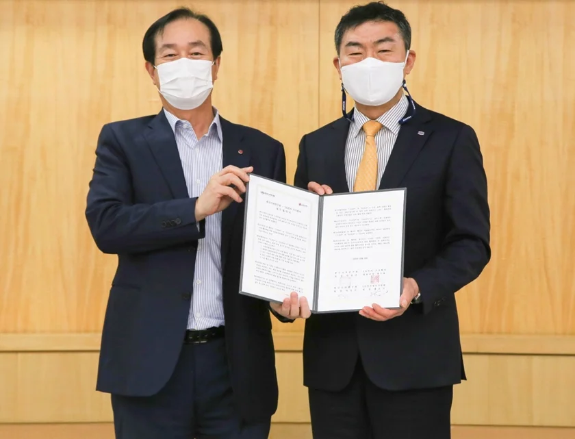 한국기계연구원 박상진 원장(사진 오른쪽)과 LG전자 생산기술원장 홍순국 사장이 업무협약을 체결했다. 한국기계연구원 박상진 원장(사진 오른쪽)과 LG전자 생산기술원장 홍순국 사장이 업무협약을 체결했다.