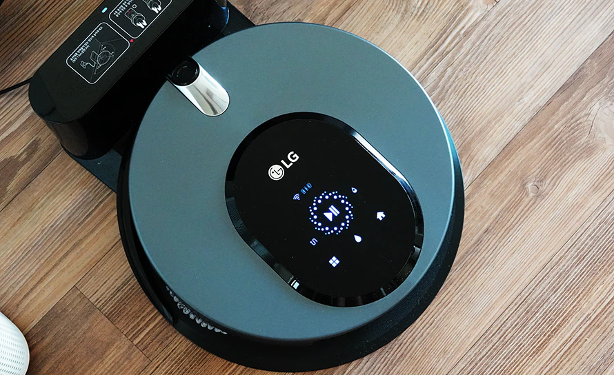 LG 코드제로 ThinQ 본체 위의 버튼으로 조작 가능