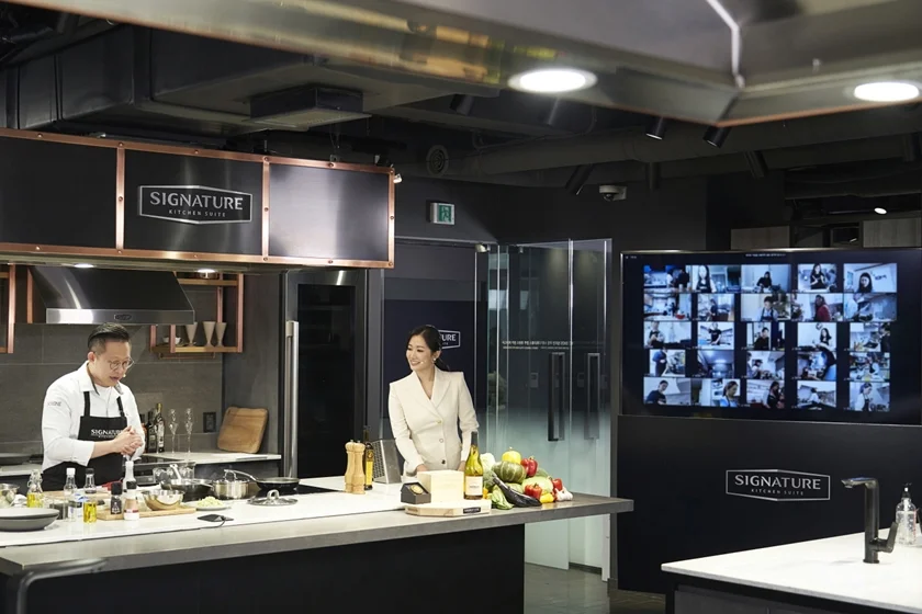 28일 이준 셰프가 서울시 강남구 논현동에 있는 시그니처 키친 스위트 논현 쇼룸에서 화상채팅서비스 줌(Zoom)을 활용해 요리 수업을 진행했다. 28일 이준 셰프가 서울시 강남구 논현동에 있는 시그니처 키친 스위트 논현 쇼룸에서 화상채팅서비스 줌(Zoom)을 활용해 요리 수업을 진행했다.