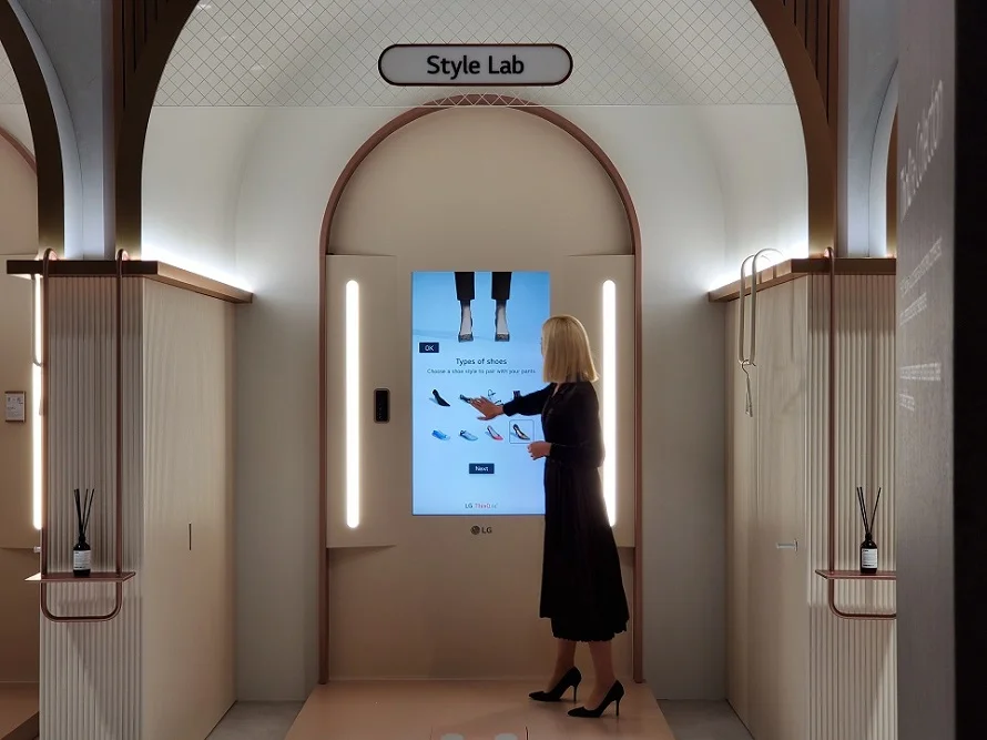 CES 2020 LG전자 부스 ‘LG 씽큐 커머셜 존’에서 씽큐 핏을 이용하는 모습 CES 2020 LG전자 부스 ‘LG 씽큐 커머셜 존’에서 씽큐 핏을 이용하는 모습