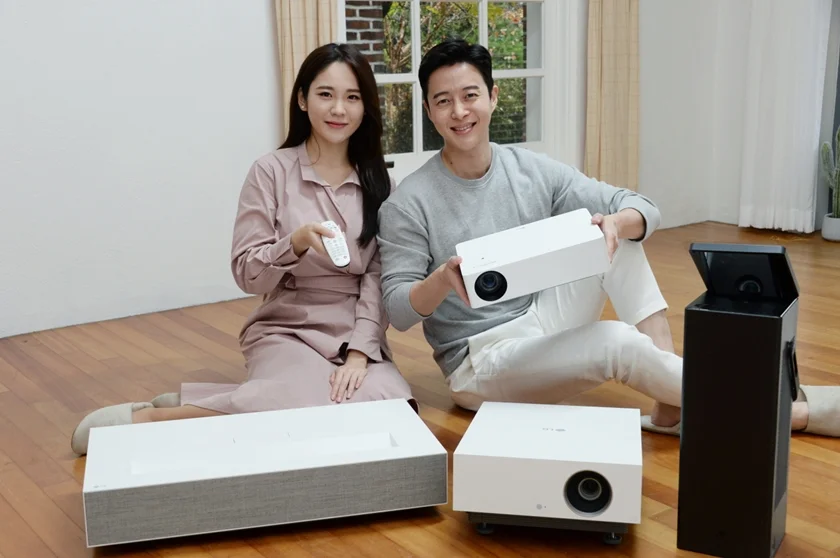 모델들이 LG 시네빔 4K 라인업 4종을 소개하고 있다.