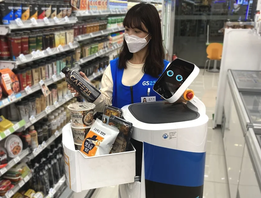 GS25직원이 LG 클로이 서브봇에 주문 받은 상품을 적재하고 있다.