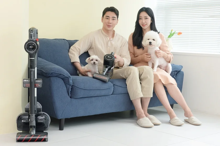 LG전자가 13일 반려동물을 키우는 고객들을 위해 무선청소기 ‘LG 코드제로 A9S 펫 씽큐’를 출시했다. 모델들이 신제품을 소개하고 있다.