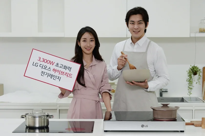 LG전자가 25일 플러그 타입 단일 화구 기준 국내 최고 화력인 3,300와트(W) 인덕션 화구(火口)를 갖춘 하이브리드 전기레인지 신제품을 출시했다. 1개의 하이라이트 화구는 뚝배기와 같은 다양한 용기를 사용할 수 있다.