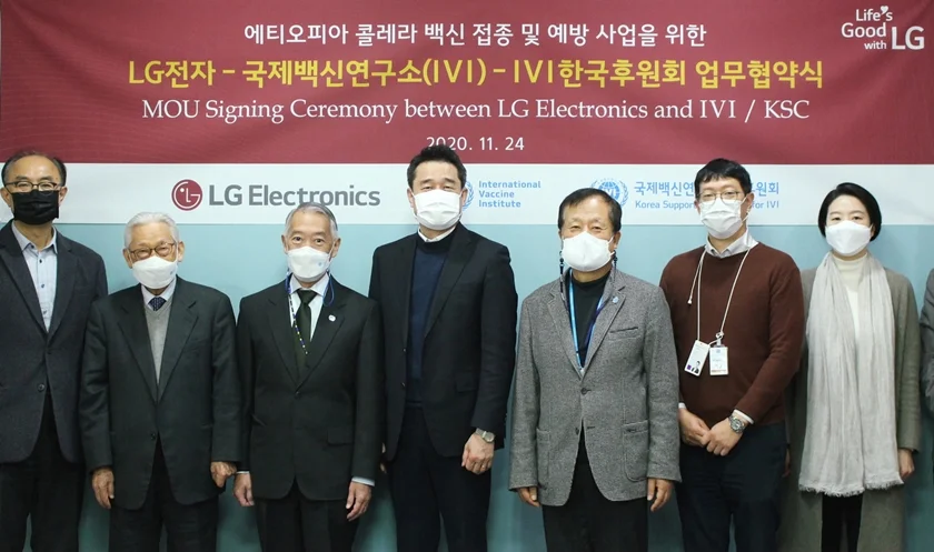 24일 서울 관악구에 위치한 국제백신연구소(IVI)에서 열린 에티오피아 콜레라 백신 접종 및 예방 사업 업무 협약식에 IVI 제롬 김 사무총장(왼쪽에서 세번째), LG전자 대외협력담당 윤대식 전무(왼쪽에서 네번째), IVI한국후원회 박상철 회장(왼쪽에서 다섯번째) 등 관계자들이 참석해 기념촬영을 하고 있다. 24일 서울 관악구에 위치한 국제백신연구소(IVI)에서 열린 에티오피아 콜레라 백신 접종 및 예방 사업 업무 협약식에 IVI 제롬 김 사무총장(왼쪽에서 세번째), LG전자 대외협력담당 윤대식 전무(왼쪽에서 네번째), IVI한국후원회 박상철 회장(왼쪽에서 다섯번째) 등 관계자들이 참석해 기념촬영을 하고 있다.