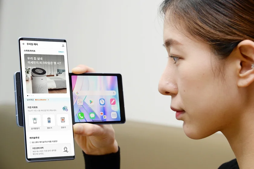 사용자가 'LG 씽큐(LG ThinQ)'에서 '케어' 서비스를 이용하고 있다. 사용자가 'LG 씽큐(LG ThinQ)'에서 '케어' 서비스를 이용하고 있다.