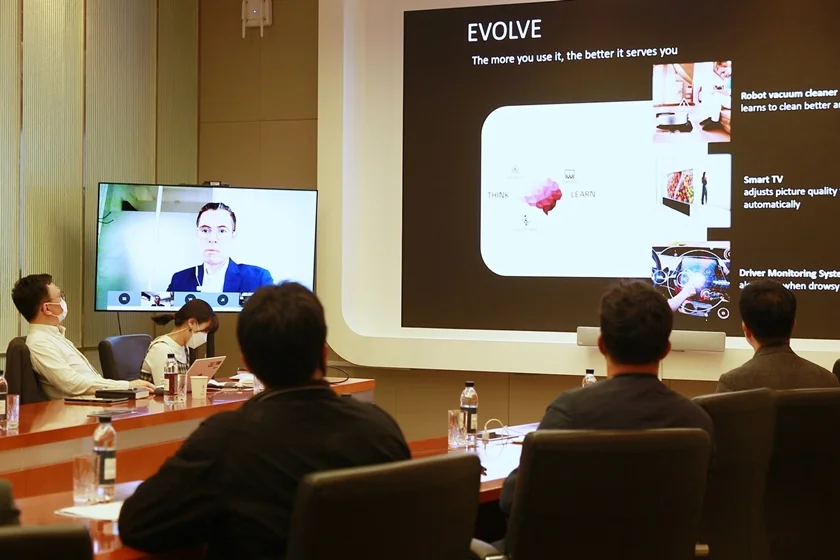 LG전자가 지난달 28일부터 3일간 AI 전문가들과 함께  인공지능의 발전방향을  논의하는 ‘AI 포럼 앤 디스커버리 워크숍’에서 LG전자, 토론토대학교, 캐나다고등연구원   소속의 AI 전문가들이 온라인 화상회의 형식으로 진행된 AI 포럼에 참여하는 모습이다.