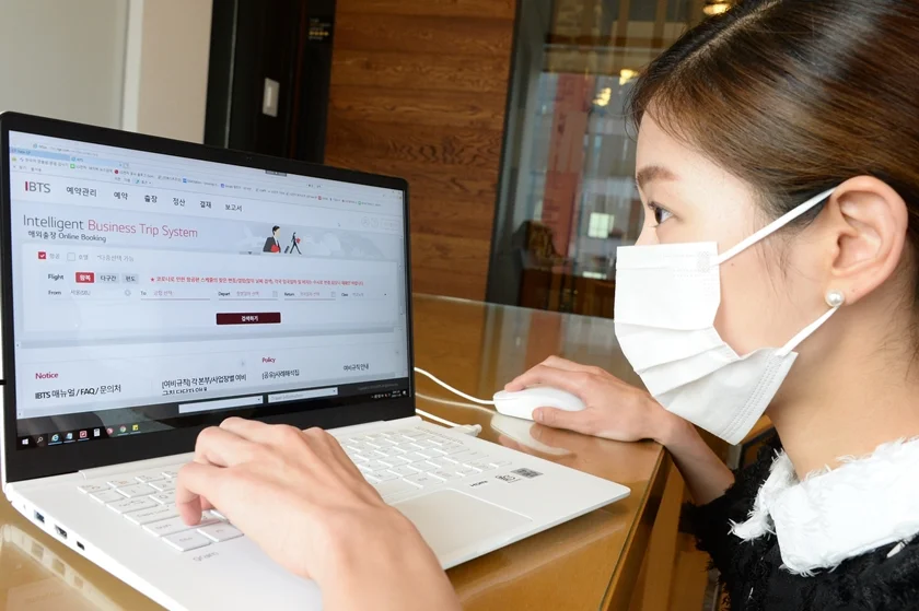 LG전자 직원이 출장관리시스템을 사용하고 있다. LG전자 직원이 출장관리시스템을 사용하고 있다.