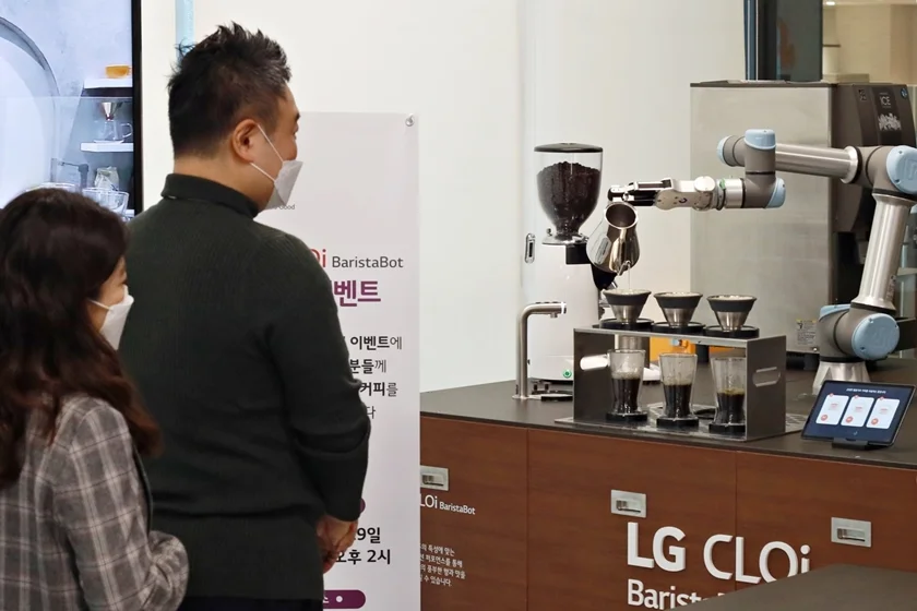 LG전자 직원들이 LG 클로이 바리스타봇이 만드는 커피를 기다리고 있다. LG전자 직원들이 LG 클로이 바리스타봇이 만드는 커피를 기다리고 있다.