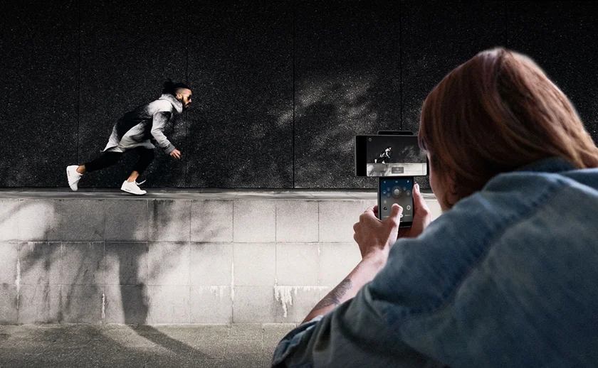 LG WING으로 달리는 사람을 촬영하는 모습 LG WING으로 달리는 사람을 촬영하는 모습