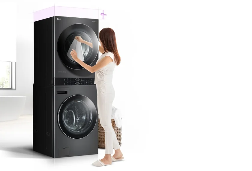LG 워시타워를 사용중인 여성 LG 워시타워를 사용중인 여성
