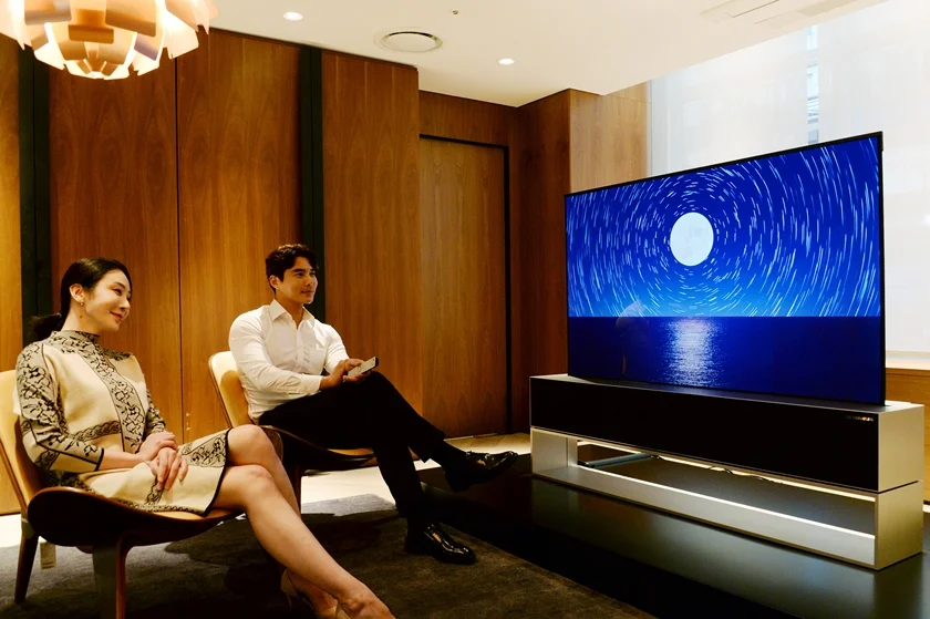 모델들이 시청할 때는 화면을 펼쳐 압도적인 OLED 화질을 보여주고, 시청하지 않을 때는 본체 속으로 화면을 말아 넣는 'LG 시그니처 올레드 R(모델명: OLED65RX)'를 소개하고 있다. 