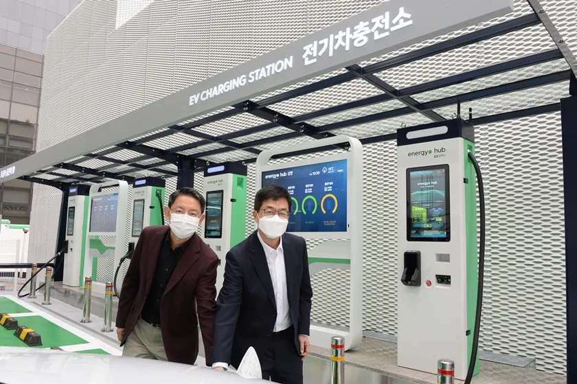 LG전자가 GS칼텍스의 미래형 주유소 에너지플러스 허브(Energy+ Hub)에 전기차 충전소 통합 관리 솔루션을 공급했다. (사진 오른쪽부터) LG전자 CTO 박일평 사장, A&B센터장 이상용 전무가 LG전자 전기차 관리 솔루션을 탑재한 충전기를 사용해 전기차를 충전하고 있다.   