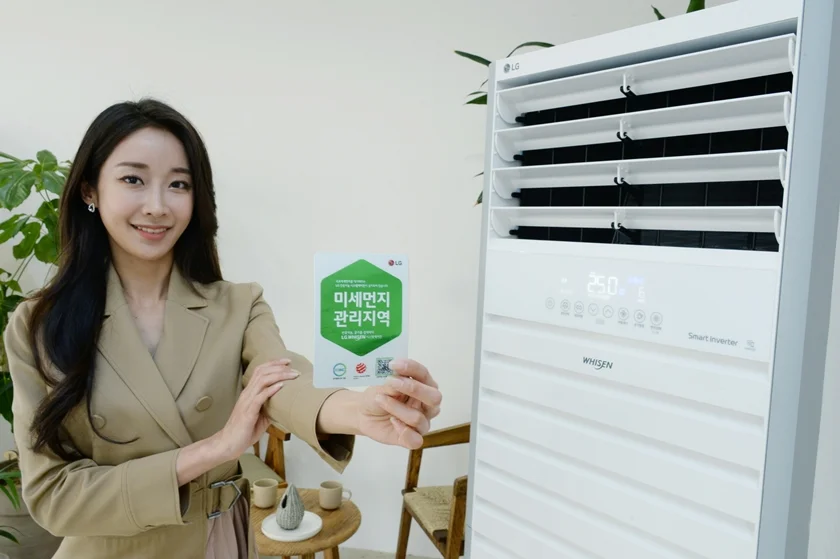 모델들이 LG 휘센 상업용 스탠드 에어컨(모델명: PW1453T9CRC) 신제품을 소개하고 있다.