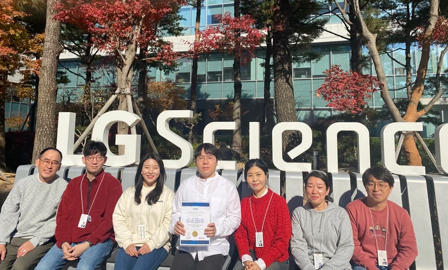 차량용 무선충전 국제표준 인증 프로젝트에 참여한 LG전자 연구원들 단체사진