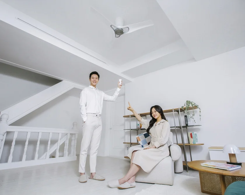 모델들이 사계절 내내 집안을 쾌적하게 해주는 프리미엄 천장형 선풍기 LG 휘센 실링팬을 소개하고 있다.