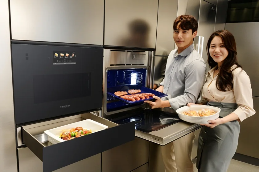 LG전자는 8일 편의성과 고급스런 디자인의 시그니처 키친 스위트 스팀오븐과 광파오븐을 출시했다. 모델들이 신제품을 소개하고 있다. LG전자는 8일 편의성과 고급스런 디자인의 시그니처 키친 스위트 스팀오븐과 광파오븐을 출시했다. 모델들이 신제품을 소개하고 있다.