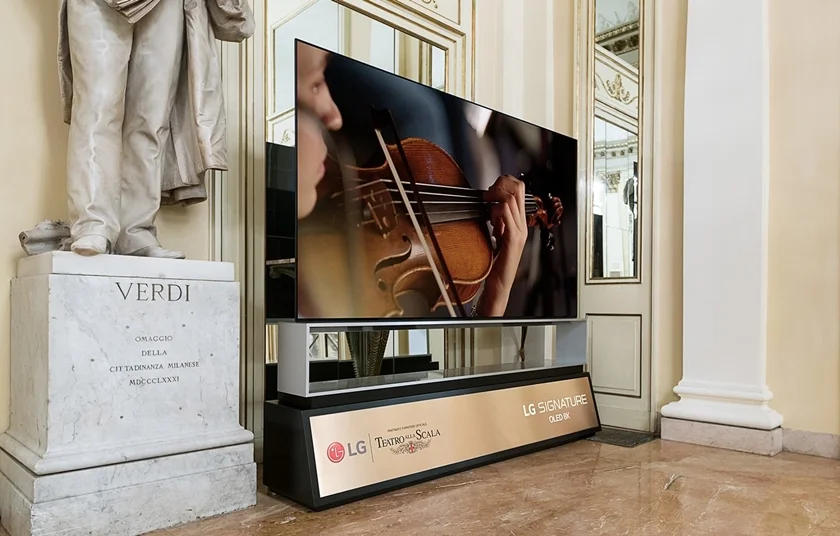 이탈리아 '라 스칼라' 오페라극장에 전시된 LG 시그니처 올레드 8K 