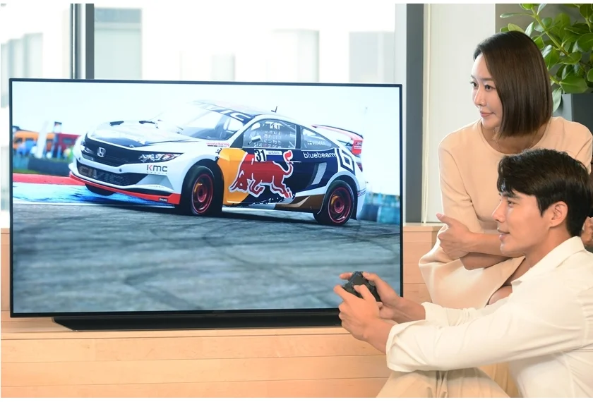 LG전자가 48형 LG 올레드 TV를 국내 출시한다. 이 제품은 거실용으로는 물론이고, 이 외 장소에서 세컨모델이 48형 올레드 TV로 게임을 즐기며 제품을 소개하고 있다. LG전자가 48형 LG 올레드 TV를 국내 출시한다. 이 제품은 거실용으로는 물론이고, 이 외 장소에서 세컨모델이 48형 올레드 TV로 게임을 즐기며 제품을 소개하고 있다.