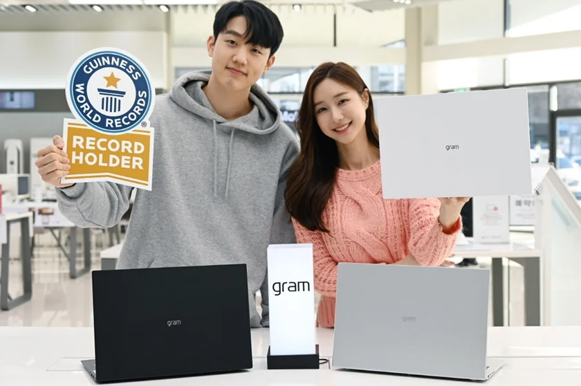 LG전자가 2021년형 ‘LG 그램(gram)’ 신제품을 국내 시장에 출시한다. LG전자는 기존 14/15.6/17형 크기에 이어 16형 모델인 ‘LG 그램 16’을 새롭게 선보였다. 이 제품은 무게가 1,190g에 불과해 세계 기네스 협회로부터 ‘세계 최경량16형 노트북’으로 인증받았다. 모델들이 'LG 그램 16'을 소개하고 있다. LG전자가 2021년형 ‘LG 그램(gram)’ 신제품을 국내 시장에 출시한다. LG전자는 기존 14/15.6/17형 크기에 이어 16형 모델인 ‘LG 그램 16’을 새롭게 선보였다. 이 제품은 무게가 1,190g에 불과해 세계 기네스 협회로부터 ‘세계 최경량16형 노트북’으로 인증받았다. 모델들이 'LG 그램 16'을 소개하고 있다.