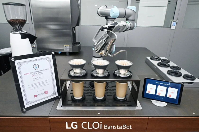 '로봇 브루잉 마스터' 자격증을 획득한 'LG 클로이 바리스타봇'이 커피를 만들고 있다. '로봇 브루잉 마스터' 자격증을 획득한 'LG 클로이 바리스타봇'이 커피를 만들고 있다.