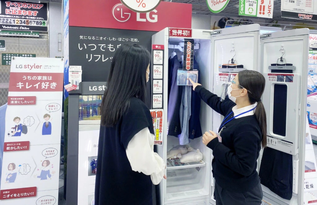 일본 도쿄의 가전매장에서 고객이 LG 스타일러를 살펴보고 있다. 일본 도쿄의 가전매장에서 고객이 LG 스타일러를 살펴보고 있다.
