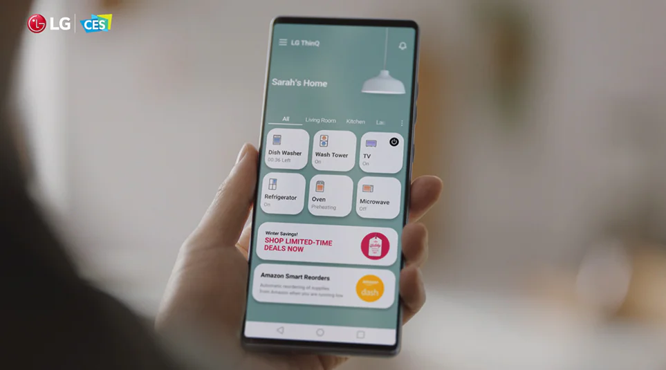 핸드폰으로 LG ThinQ앱을 실행하고 있는 모습