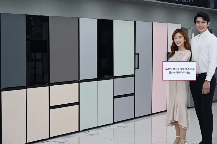 LG전자가 새해를 맞아 이달 31일까지 ‘한마음 동행 페스타’를 진행한다. 모델들이 서울 강서구에 위치한 LG베스트샵 강서본점에서 한마음 동행 페스타를 소개하고 있다. 사진 왼쪽부터 LG 오브제컬렉션 상냉장 하냉동 냉장고, 김치냉장고, 1도어 컨버터블 냉장고. LG전자가 새해를 맞아 이달 31일까지 ‘한마음 동행 페스타’를 진행한다. 모델들이 서울 강서구에 위치한 LG베스트샵 강서본점에서 한마음 동행 페스타를 소개하고 있다. 사진 왼쪽부터 LG 오브제컬렉션 상냉장 하냉동 냉장고, 김치냉장고, 1도어 컨버터블 냉장고.