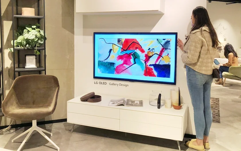 LG전자가 홍콩에서 LG 올레드 갤러리 TV를 앞세워 덴마크 프리미엄 인테리어 브랜드 보컨셉(BoConcept)과 공동 마케팅을 펼친다. 고객이 홍콩 샤틴(Shatin)에 위치한 보컨셉 매장에 설치된 LG 올레드 갤러리 TV를 살펴보고 있다.   
