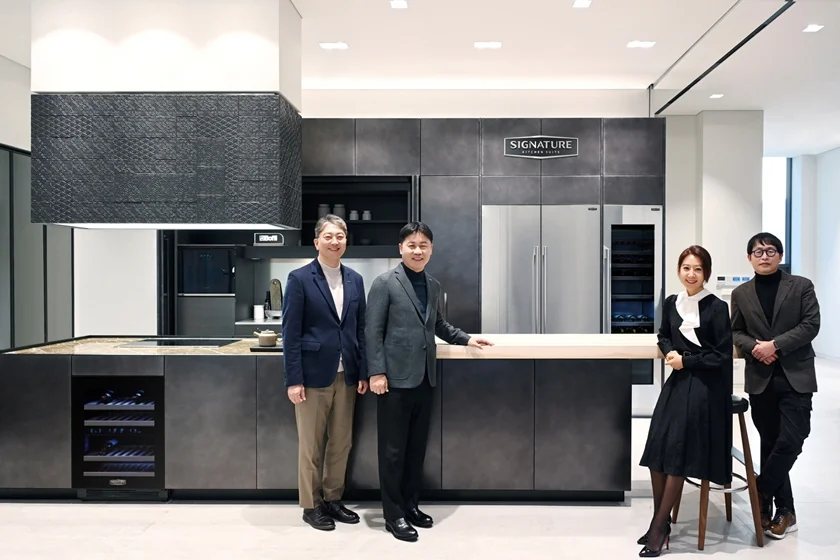 LG전자는 21일 서울시 강남구 청담동에 초프리미엄 빌트인 ‘시그니처 키친 스위트(SIGNATURE KITCHEN SUITE)’ 청담 쇼룸을 열었다. 사진 왼쪽부터 한국영업본부장 이상규 사장, H&A사업본부장 류재철 부사장, 고객 대표로 참석한 배우 김희애, 건축가 김찬중이 청담 쇼룸 3층 리빙관에서 시그니처 키친 스위트를 소개하고 있다. LG전자는 21일 서울시 강남구 청담동에 초프리미엄 빌트인 ‘시그니처 키친 스위트(SIGNATURE KITCHEN SUITE)’ 청담 쇼룸을 열었다. 사진 왼쪽부터 한국영업본부장 이상규 사장, H&A사업본부장 류재철 부사장, 고객 대표로 참석한 배우 김희애, 건축가 김찬중이 청담 쇼룸 3층 리빙관에서 시그니처 키친 스위트를 소개하고 있다.