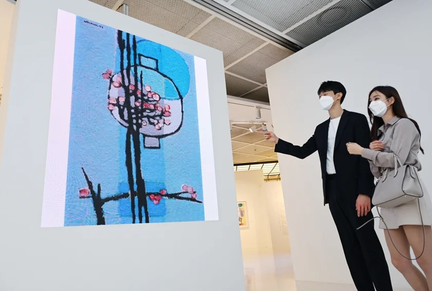 LG전자가 서울 송파구 롯데백화점 에비뉴엘 월드타워점 6층 아트홀에서 열리고 있는 故 김환기 화백 작품 미디어 전시에 LED 사이니지, 올레드 TV 등을 설치했다. 모델들이 전시장에 설치된 LG LED 사이니지를 통해 작품을 감상하고 있다.
