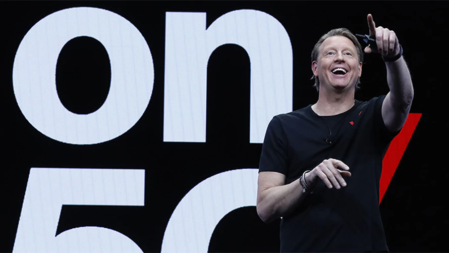 CES 2019 기조연설 중인 버라이즌(Verizon) 한스 베스트베그(Hans Vestberg) 회장 겸 CEO. 출처=CTA CES 2019 기조연설 중인 버라이즌(Verizon) 한스 베스트베그(Hans Vestberg) 회장 겸 CEO. 출처=CTA