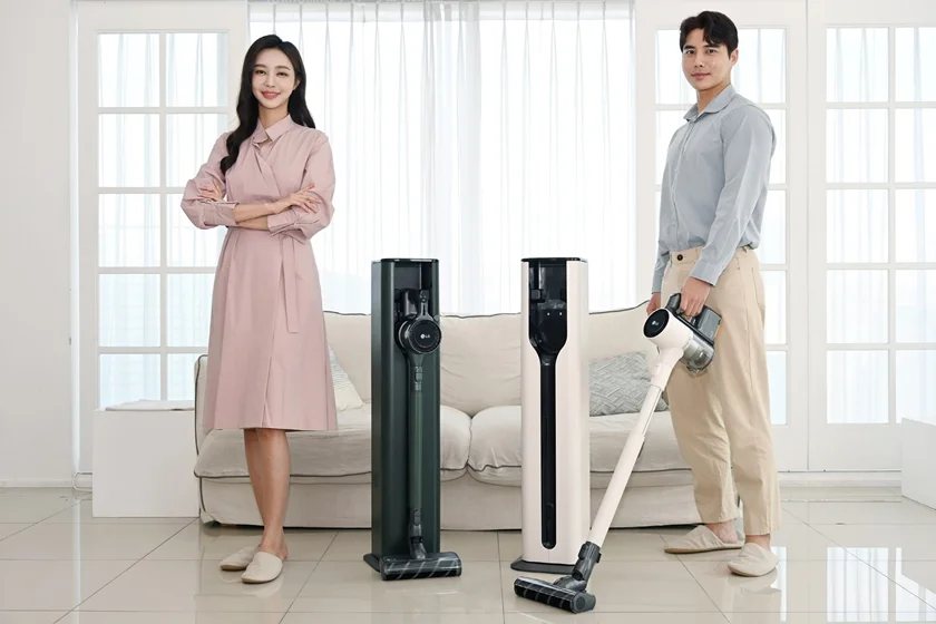 LG전자가 5일 신개념 청소기 거치대인 올인원타워를 적용해 더 새로워진 프리미엄 무선청소기 코드제로 A9S 씽큐 신제품 2종을 출시한다. 모델들이 LG 코드제로 A9S 씽큐 신제품을 소개하고 있다. 