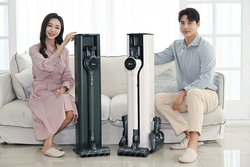 LG전자가 5일 신개념 청소기 거치대인 올인원타워를 적용해 더 새로워진 프리미엄 무선청소기 코드제로 A9S 씽큐 신제품 2종을 출시한다. 모델들이 LG 코드제로 A9S 씽큐 신제품을 소개하고 있다.