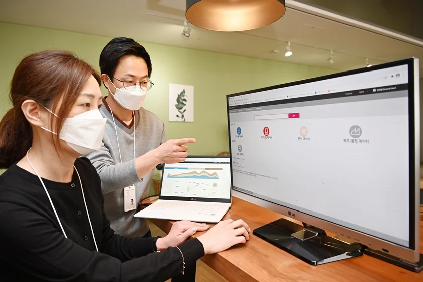 LG전자가 쉽고 빠른 데이터 분석을 통해 새로운 고객가치를 창출하기 위해 최근 ‘LG 데이터 포털’을 오픈했다. 직원들이 'LG 데이터 포털 시스템'을 이용하고 있다. LG전자가 쉽고 빠른 데이터 분석을 통해 새로운 고객가치를 창출하기 위해 최근 ‘LG 데이터 포털’을 오픈했다. 직원들이 'LG 데이터 포털 시스템'을 이용하고 있다.