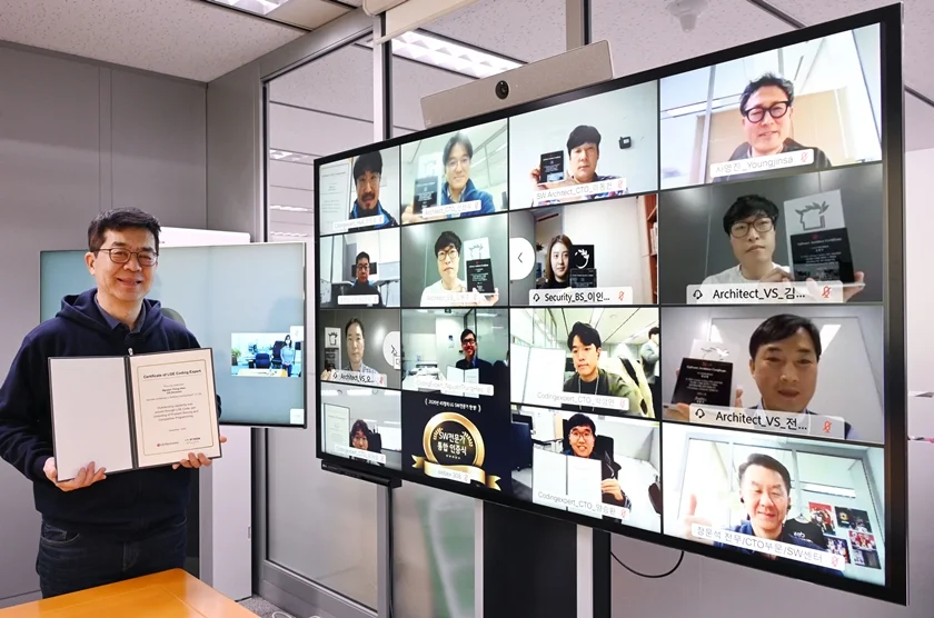 LG전자는 최근 AI(인공지능), 빅데이터, 코딩, 보안, 아키텍트(Architect) 분야 소프트웨어 전문가 51명을 선발했다. 1일 온라인으로 진행한 소프트웨어 전문가 인증식에는 CTO(최고기술책임자, 왼쪽) 박일평 사장과 인증을 받은 직원들이 참석했다. 