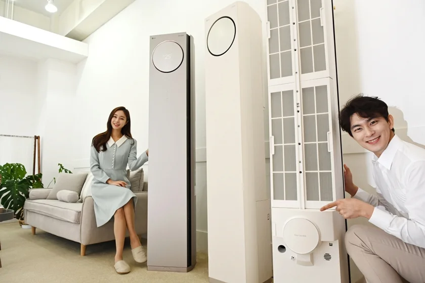 2021년형 ‘LG 휘센 타워’ 에어컨 LG전자가 3월 31일까지 '2021 LG 휘센 미리 구매 대축제'를 진행한다. LG베스트샵을 비롯해 전국의 모든 오프라인 매장에서 행사 대상인 휘센 에어컨 신제품을 구매하는 고객에게 캐시백 등 풍성한 혜택을 제공한다. 2021년형 에어컨 신제품인 'LG 휘센 타워'는▲어떤 거실에도 조화를 이루는 공간 인테리어 디자인 ▲더 강력하면서도 사람에게 직접 닿는 바람을 최소화한 기분 좋은 냉방 ▲바람이 지나가는 길을 깨끗하게 관리해주는 5단계 청정관리 ▲앞선 듀얼 인버터 기술로 시원하면서도 에너지를 아껴주는 쾌적 절전 등 프리미엄 에어컨의 새로운 기준을 제시했다. 모델이 에어컨 극세필터를 알아서 청소하는 필터클린봇을 소개하고 있다.