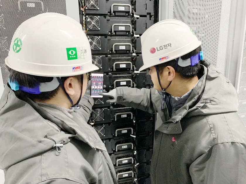 LG전자 직원들이 전남 신안군 안좌스마트팜앤쏠라시티에 구축한 에너지저장장치(ESS; Energy Storage System)의 동작상황을 스마트폰을 통해 확인하고 있다. LG전자 직원들이 전남 신안군 안좌스마트팜앤쏠라시티에 구축한 에너지저장장치(ESS; Energy Storage System)의 동작상황을 스마트폰을 통해 확인하고 있다.