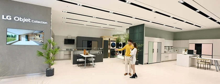 LG전자가 서울 여의도 소재 ‘더현대 서울’에 국내 백화점 내 베스트샵 가운데 최대 규모 매장을 연다. 모델들이 다양한 색상과 재질을 고를 수 있는 공간 인테리어 가전 LG 오브제컬렉션을 소개하고 있다.