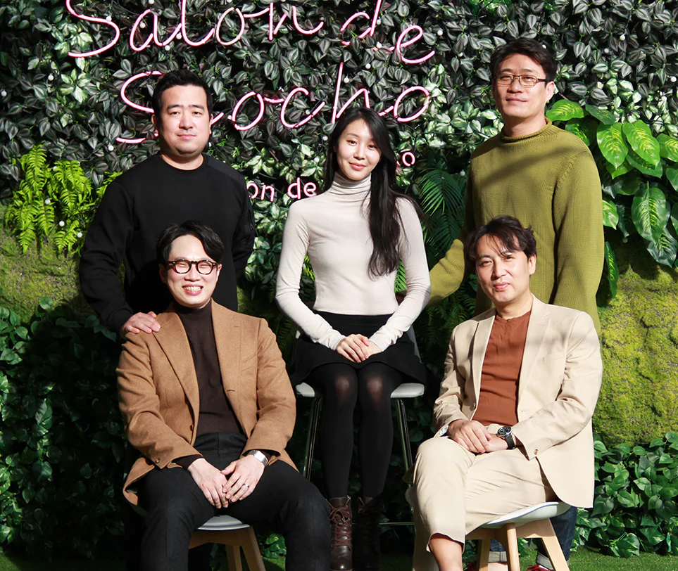 LG전자 H&A디자인연구소 에어솔루션팀(왼쪽 상단부터 시계방향) 이규남 책임, 한유정 선임, 김주겸 책임, 백승호 팀장, 정순호 선임 LG전자 H&A디자인연구소 에어솔루션팀(왼쪽 상단부터 시계방향) 이규남 책임, 한유정 선임, 김주겸 책임, 백승호 팀장, 정순호 선임
