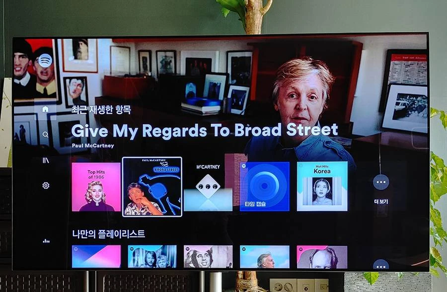 LG 올레드 evo에 스포티파이 앱으로 음악을 재생하는 모습(제공:IT동아) LG 올레드 evo에 스포티파이 앱으로 음악을 재생하는 모습(제공:IT동아)