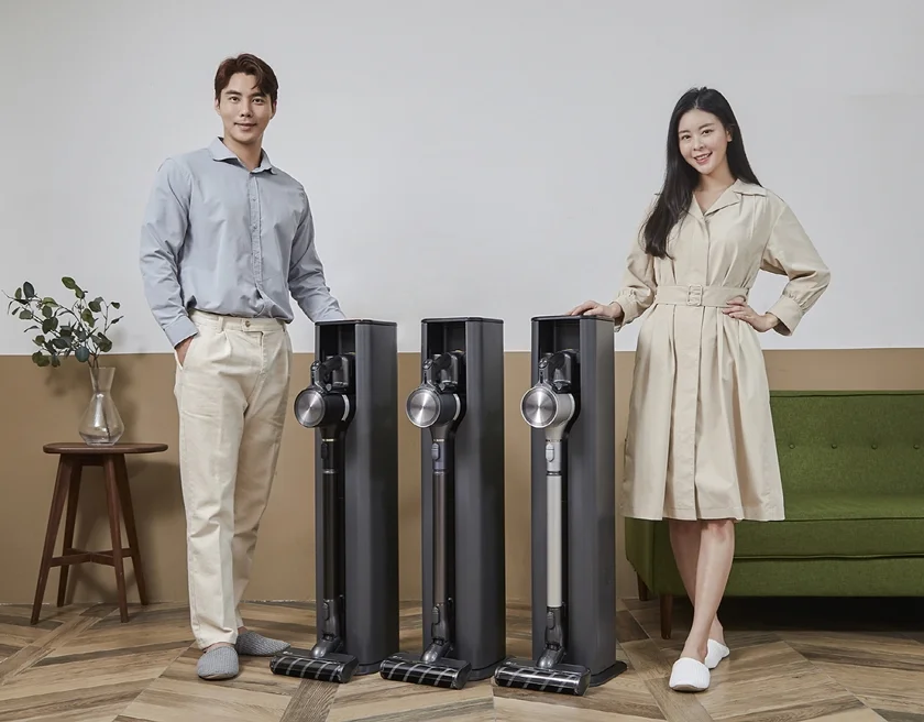 LG전자는 이달 말 신개념 거치대인 올인원타워를 갖춘 코드제로 A9S 씽큐 신제품을 출시한다. 모델들이 신제품을 소개하고 있다. 왼쪽부터 블랙, 아이언그레이, 환타지실버 색상의 제품.