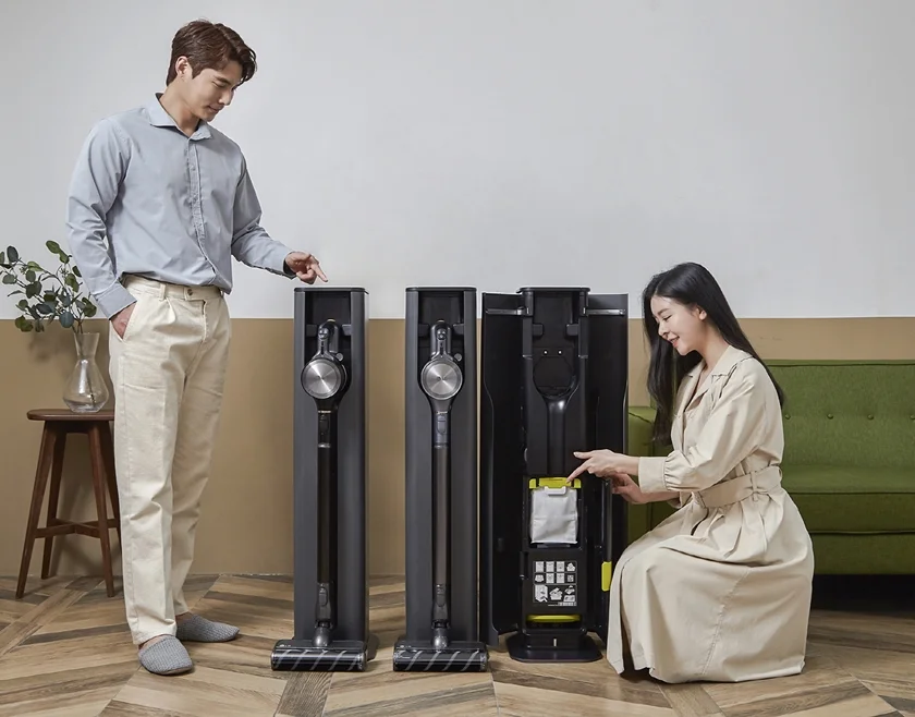 LG전자는 이달 말 신개념 거치대인 올인원타워를 갖춘 코드제로 A9S 씽큐 신제품을 출시한다. 모델들이 신제품을 소개하고 있다. 왼쪽부터 블랙, 아이언그레이, 환타지실버 색상의 제품.