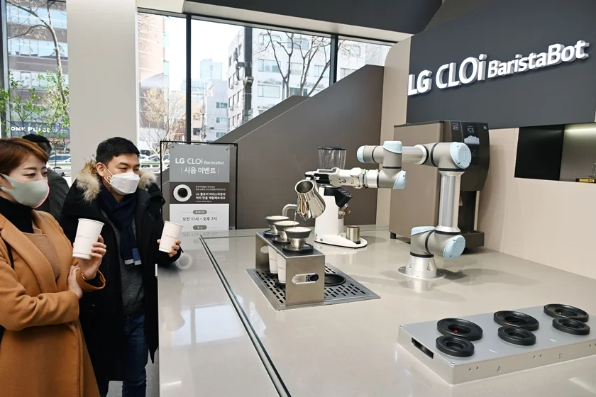 LG베스트샵 서초본점을 방문한 고객들이  LG 클로이 바리스타봇이 핸드드립 방식으로 만든 커피를 즐기고 있다. 
