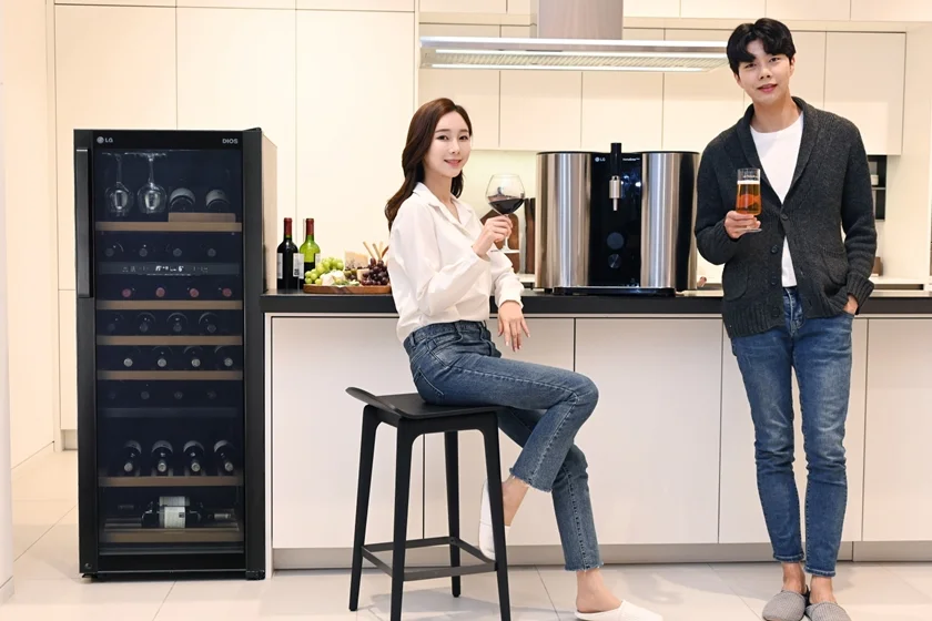 LG전자의 디오스 와인셀러와 프리미엄 수제맥주제조기 홈브루가 홈술족들의 관심이 높아지면서 판매가 크게 늘고 있다. 모델들이 LG 디오스 와인셀러(모델명:W855B, 사진 왼쪽)와 LG 홈브루를 소개하고 있다. LG전자의 디오스 와인셀러와 프리미엄 수제맥주제조기 홈브루가 홈술족들의 관심이 높아지면서 판매가 크게 늘고 있다. 모델들이 LG 디오스 와인셀러(모델명:W855B, 사진 왼쪽)와 LG 홈브루를 소개하고 있다.